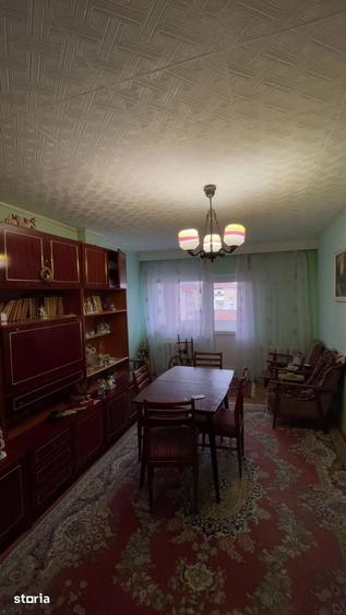 Apartament cu 3 camere semidecomandat în Central
