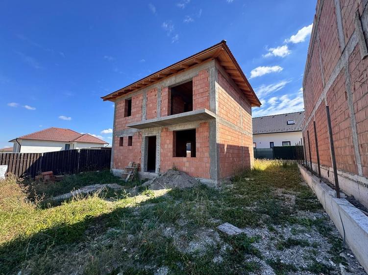 Casă individuală cu 4 camere cu Canalizare în Șura Mică
