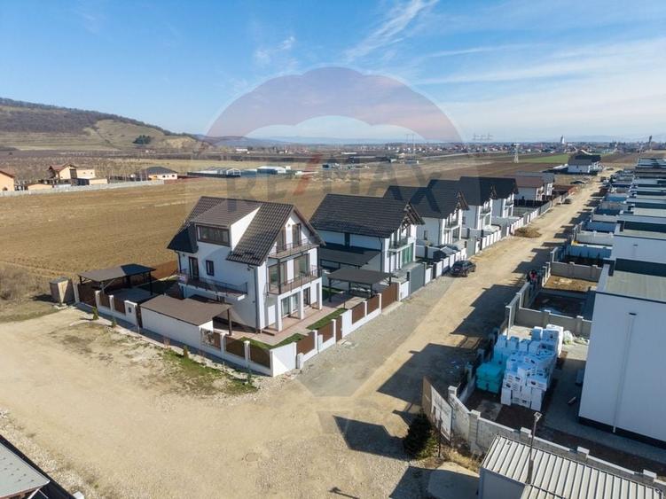 Casă individuală cu 9 camere cu Teren 501 Mp în Hărman