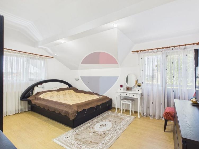Casă individuală cu 8 camere cu Teren 2220 Mp în Dârza