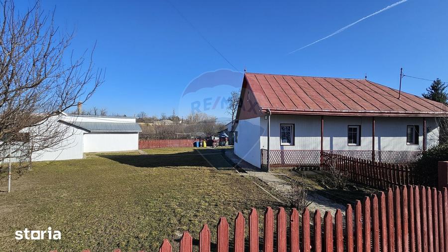 Casă cu 3 camere cu Teren 4900 Mp în Central