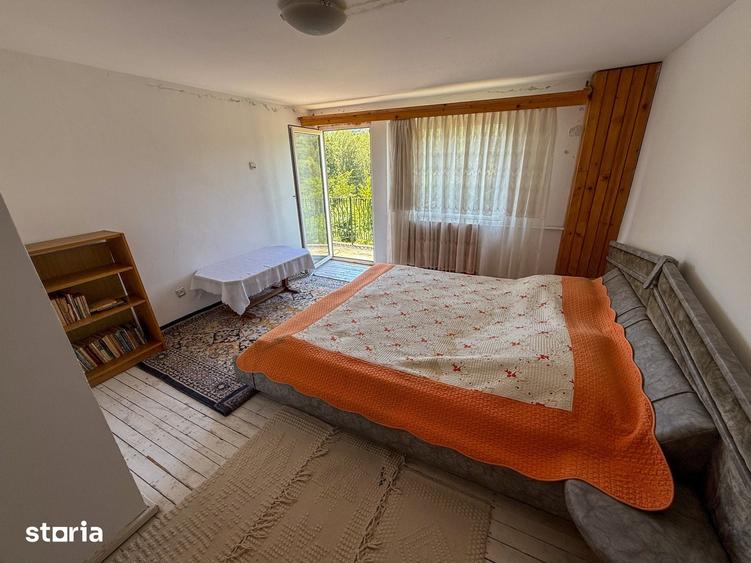 Casă cu 8 camere cu Teren 1289 Mp în Central