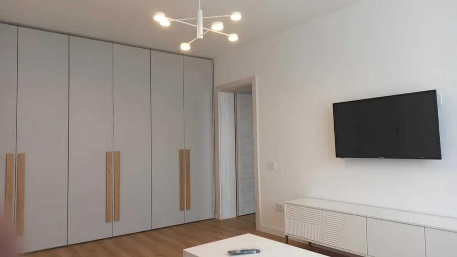 Apartament cu 3 camere semidecomandat, mobilat în Semicentral