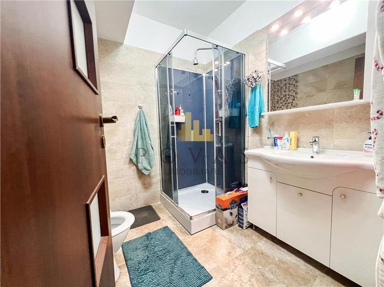 Apartament cu 3 camere semidecomandat, mobilat în Est