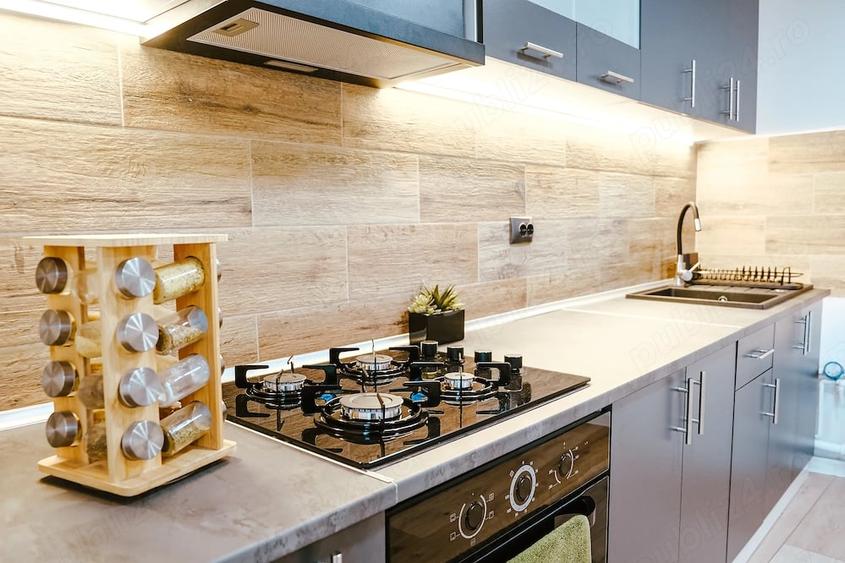 Apartament cu 4 camere decomandat în Central