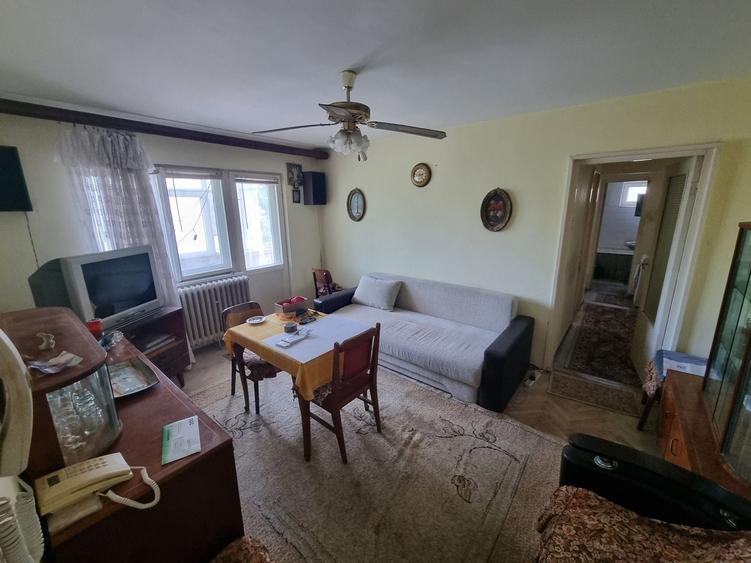 Apartament cu 3 camere semidecomandat în Km 4-5