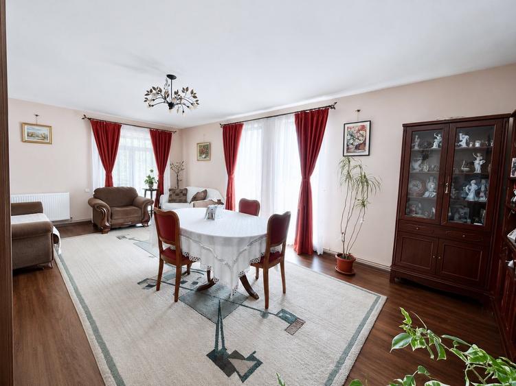Casă individuală cu 6 camere în Central
