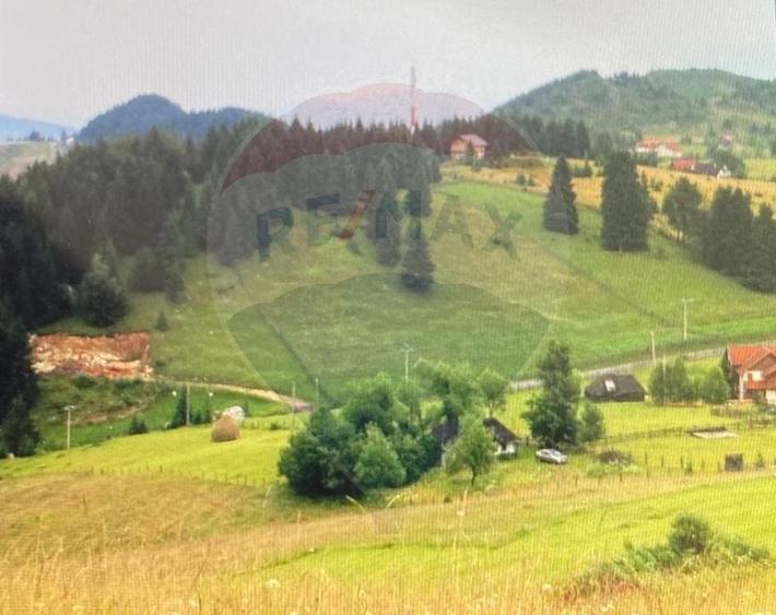 Teren intravilan de 3868 mp, în Fundata