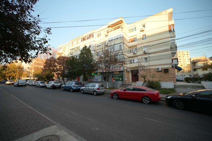 Apartament cu 4 camere decomandat în Faleza Nord