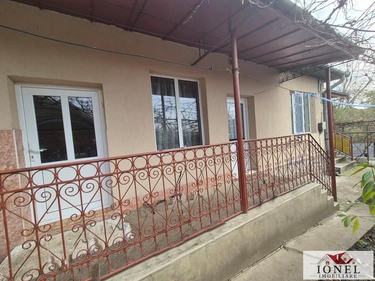 Casă individuală cu 3 camere cu Canalizare în Unirea