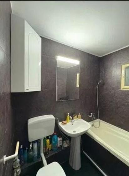 Apartament cu 2 camere decomandat, mobilat în Tei