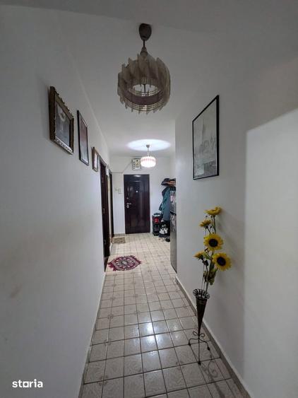 Apartament cu 3 camere decomandat în Calea București