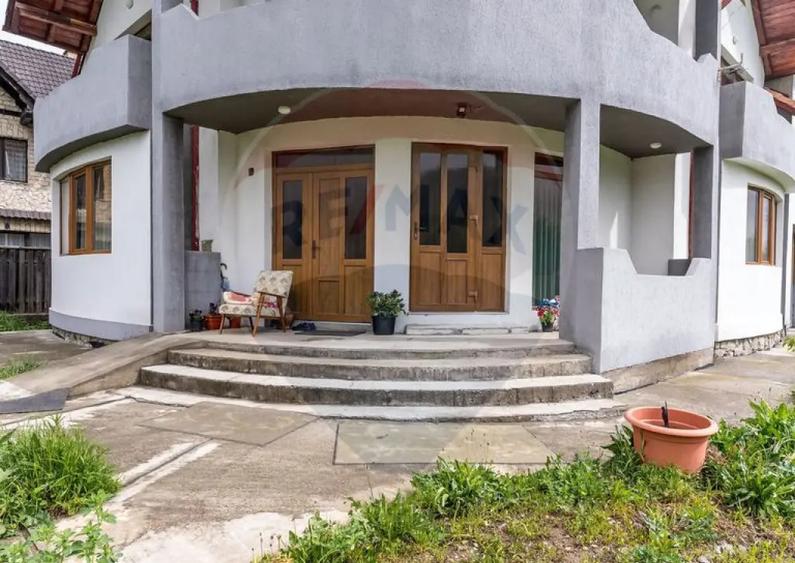 Casă cu 6 camere cu Teren 1007 Mp în Central