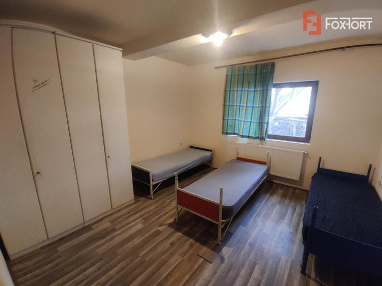 Casă individuală cu 9 camere cu Canalizare în Dumbrăvița