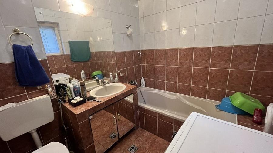 Casă individuală cu 7 camere cu Canalizare în Decebal