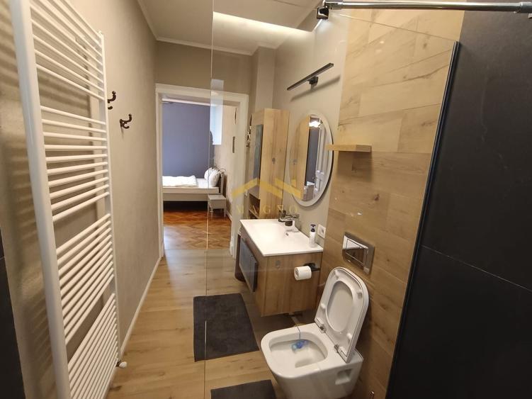 Apartament cu 3 camere decomandat, mobilat în Intim