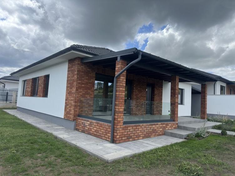 Casă cu 4 camere în Popești