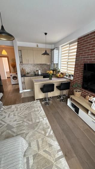 Apartament cu 3 camere decomandat în 1 Decembrie