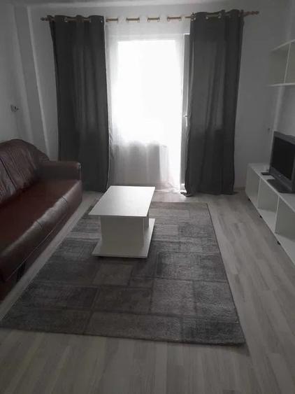Apartament cu 2 camere semidecomandat, mobilat în Podul de Piatră