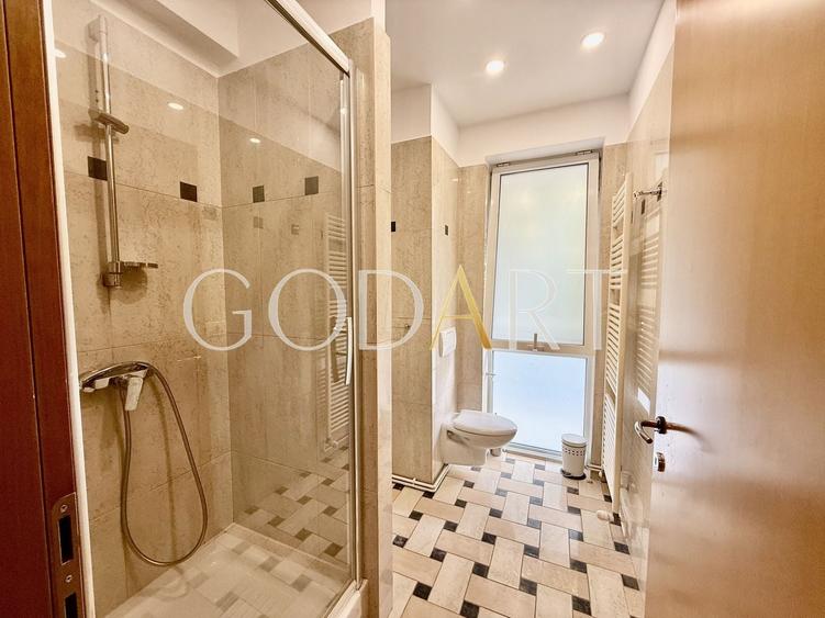Apartament cu 5 camere semidecomandat în Primăverii