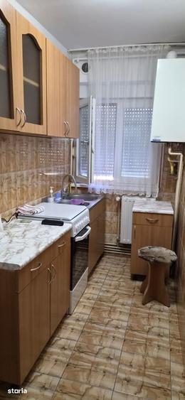 Apartament cu 3 camere semidecomandat în Girocului