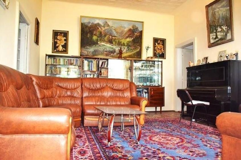 Casă individuală cu 6 camere cu Teren 800 Mp în Central
