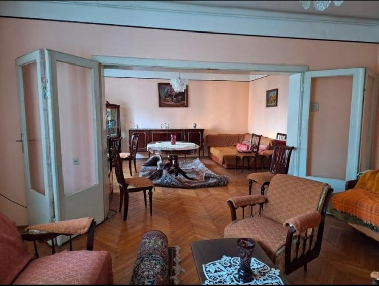 Casă individuală cu 5 camere cu Canalizare în Central