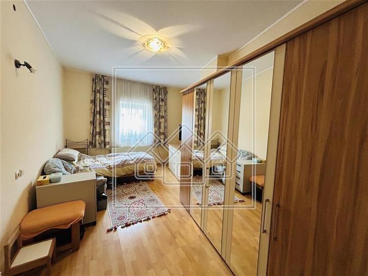 Duplex cu 7 camere cu Canalizare în Terezian