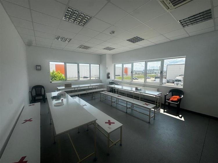 Spațiu industrial, de 1,800 mp, în Exterior Vest