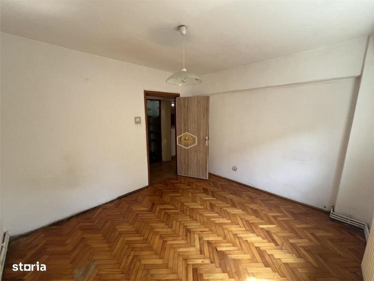 Apartament cu 4 camere în Micro 16