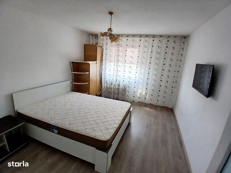 Apartament cu 3 camere semidecomandat în Podu Roș