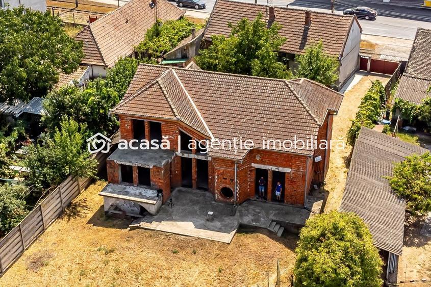 Casă individuală cu 14 camere cu Canalizare în Micălaca