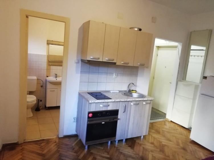 Garsoniera situata in P-ta Rosetti la etaj 1, mobilata, renovata - 1