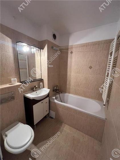 Apartament cu 3 camere semidecomandat, mobilat în Central