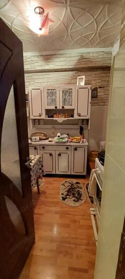 Apartament cu 3 camere semidecomandat în Deveselu