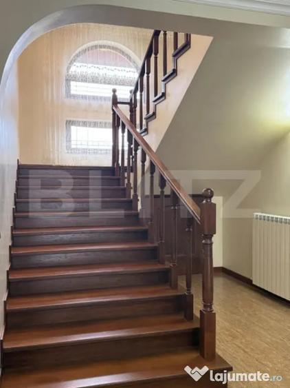 Casă cu 7 camere cu Teren 959 Mp în Central