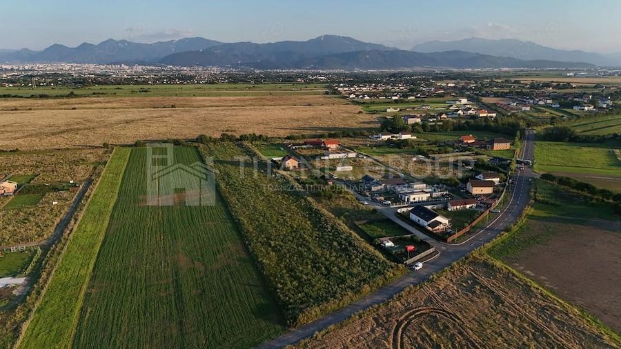 Teren de 17400 mp, în Stupini