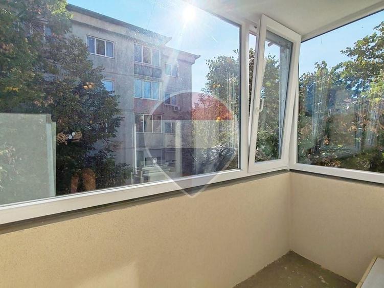 Apartament cu 3 camere semidecomandat, mobilat în Rogerius