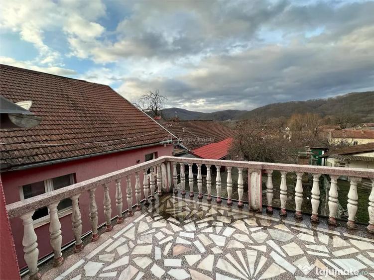 Casă cu 7 camere cu Teren 900 Mp în Central