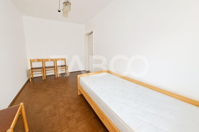 Apartament cu 3 camere semidecomandat, mobilat în Central
