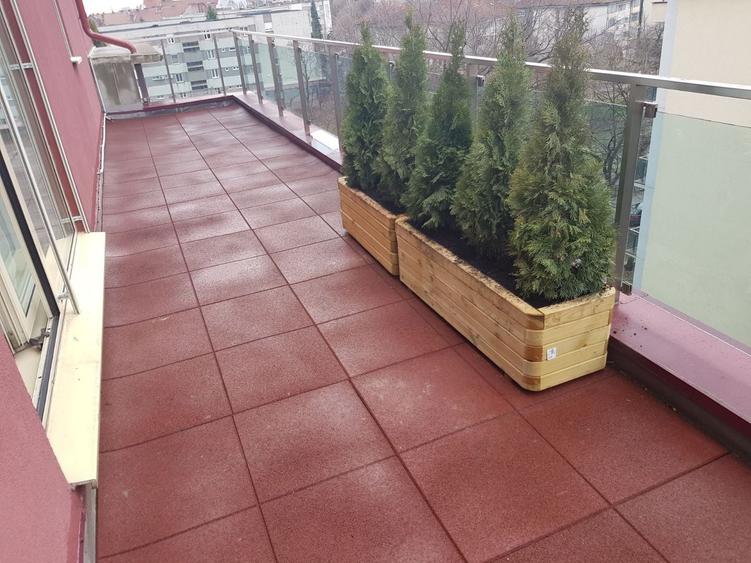 Apartament cu 3 camere decomandat, mobilat în Central
