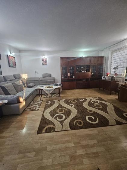 Casă cu Teren 10000 Mp în Central