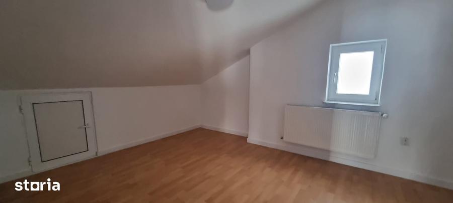 Casă cu 10 camere cu Teren 300 Mp în Banat