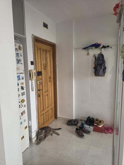 Apartament cu 3 camere semidecomandat, mobilat în Iancului
