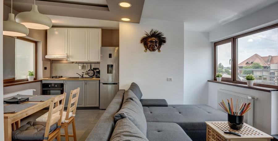Apartament cu 3 camere, mobilat în P-ța Romană