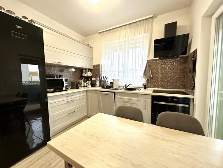Apartament cu 3 camere semidecomandat, mobilat în Dumbrăvița