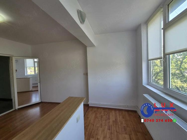 Apartament cu 3 camere decomandat în Piața Nouă