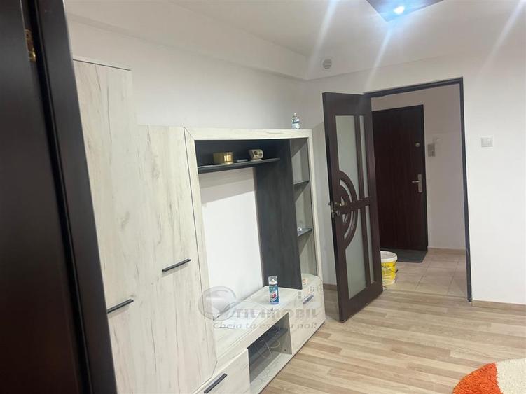 Apartament cu 2 camere semidecomandat, mobilat în Podu Roș