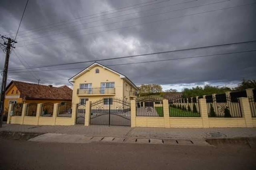 Casă cu 4 camere cu Teren 1400 Mp în Central