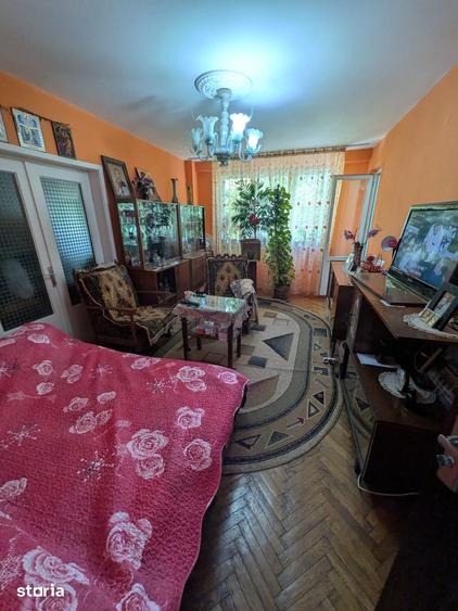 Apartament cu 3 camere decomandat în Calea București